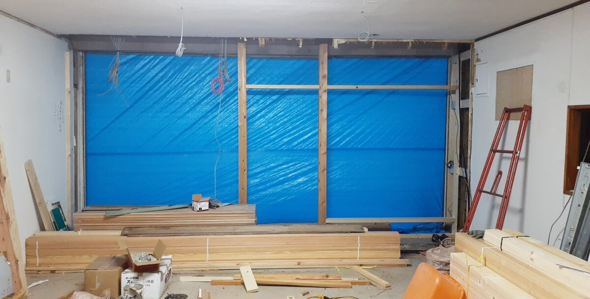 お店の入口の工事